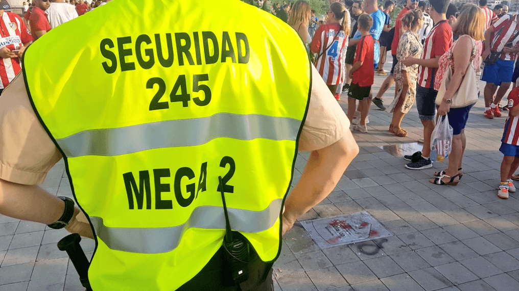 Dos guardias del estadio colchonero custodian la placa de Courtois para que no siga siendo maltratada, aunque no es la primera vez que los atléticos lo hacen.