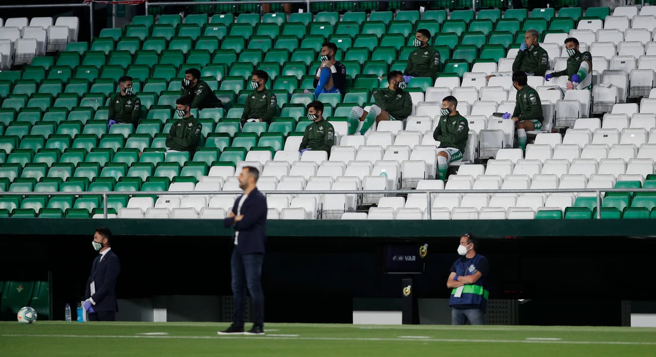 Los sustitutos del Real Betis estaban incrédulos ante la derrota parcial, pero vendrían momentos de alarido en los instantes finales.