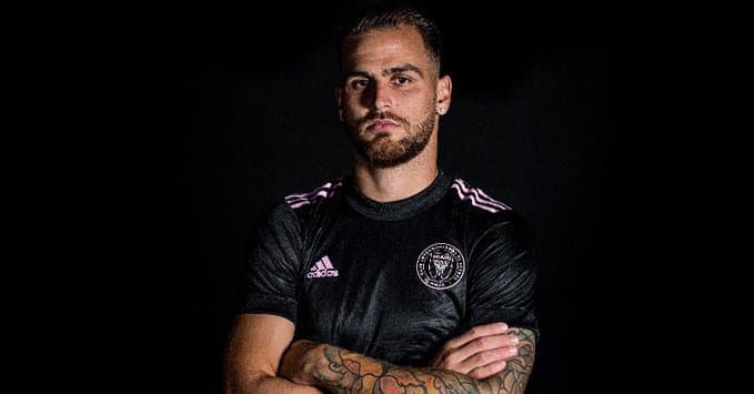 Lo que más destaca es la textura del frente de la casaca, que pareciera estar formado por hojas de palma.