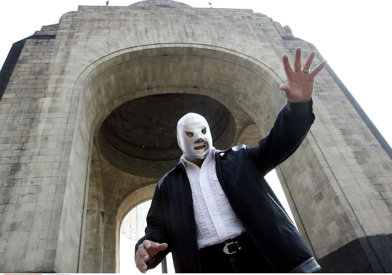 El Santo batalló durante cuatro décadas de combates, de 1952 a 1982, y tras su fallecimiento fue uno de los descendientes de Rodolfo Guzmán, Jorge Guzmán, quien asumió la máscara de plata.