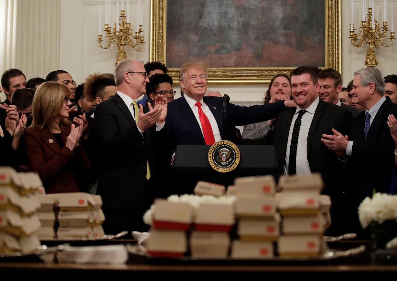 Y del mismo modo en el que lo hizo en enero con los Clemson Tigers, Donald Trump recibió a los jugadores de North Dakota State con un menú 'especial'.