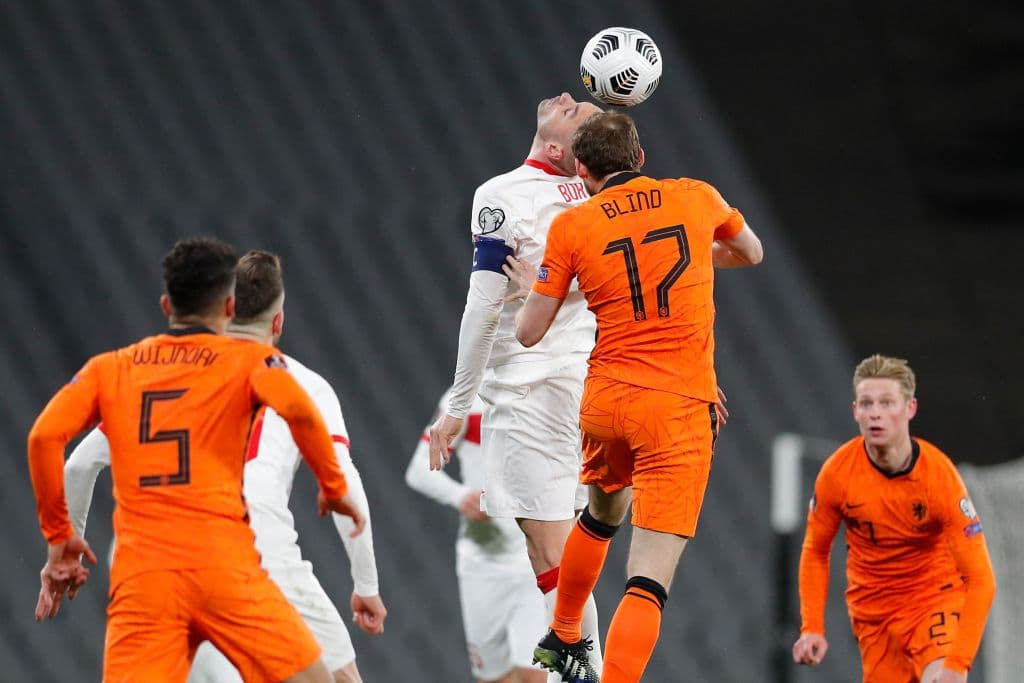 Burak Yilmaz (15, 34´) abrió el arcador y creció la ventaja desde los once pasos; Calhanoglu (46’) marcaba el tercero para golear a los neerlandeses. Klaassen (75’) descontaba y Luuk de Jong (76’) metía a los dirigidos por Frank de Boer al partido. Burak (81’) volvió a aparecer para marcar el cuarto de Turquía que consiguió los primeros tres puntos del Grupo G.