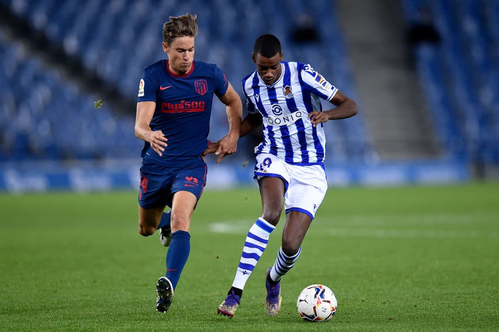 El conjunto colchonero sacó un importante resultado en Anoeta y ya aventaja seis unidades a los de Barrenetxea. | Mario Hermoso Canseco (49’) y Marcos Llorente (74’) hicieron los tantos para la victoria de los del ‘Cholo’ que cerrarán el año recibiendo al Getafe.