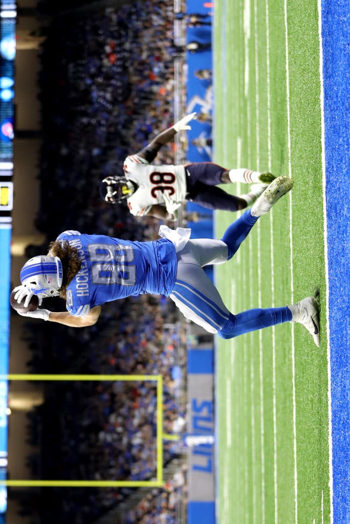 Los Chicago Bears le roben el primer triunfo a Detroit en los últimos segundos 16-14, Las Vegas Raiders sufren mucho en Dallas, pero vencen 36-33 en el overtime y Buffalo aplastó a New Orleans 31-6 en el Superdome.