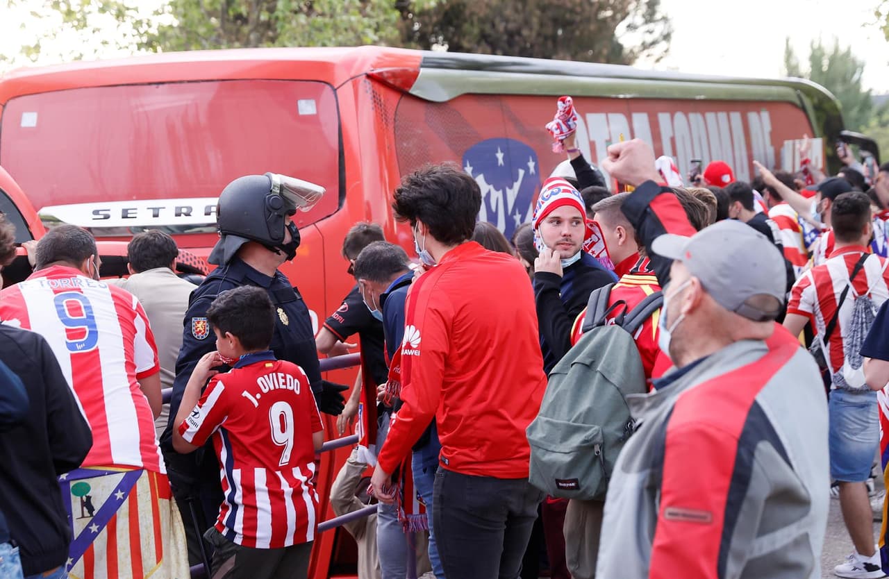 Centenares de aficionados del Atlético de Madrid se reunieron en la fuente de Neptuno para celeberar el título liguero conseguido por el club.