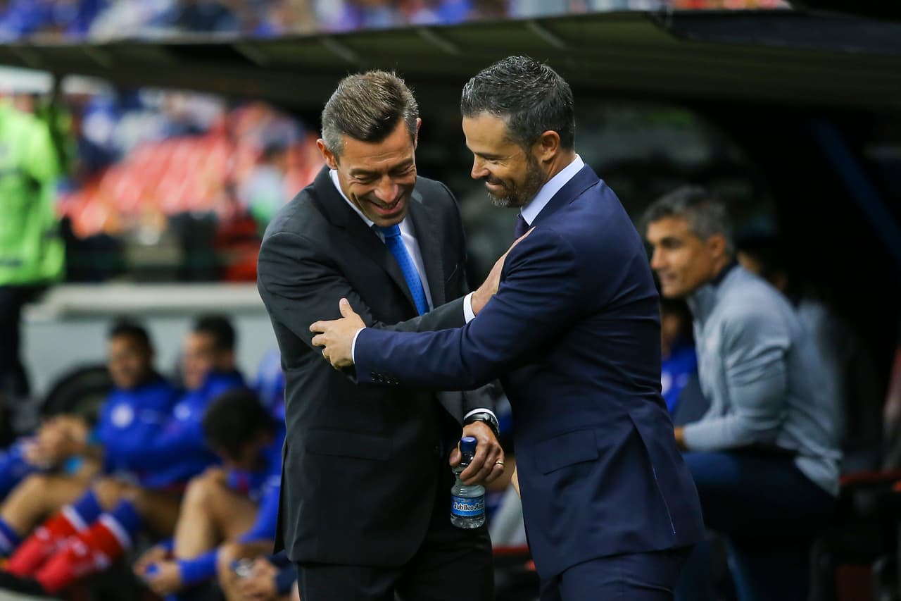 El saludo afectuoso entre ambos técnicos antes del inicio del partido.
