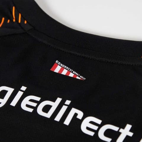 Ganándose elogios de todo el mundo, el PSV Eindhoven ha lanzado su tercer uniforme para la próxima temporada el cual tiene el negro y el naranja como protagonistas. Además, cuenta con un patrón ajedrezado en las mangas. ¿La usarán Erick Gutiérrez e Hirving Lozano?