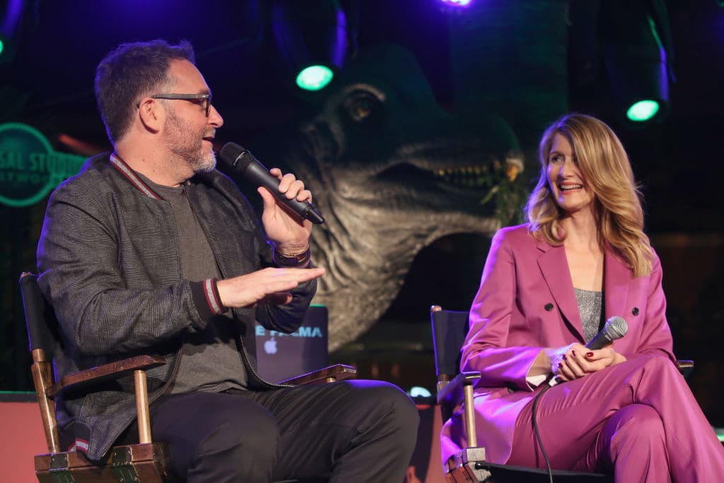 El tráiler muestra a la actriz retomando su papel clásico como la paleobotánica Ellie Satler y reuniéndose con los coprotagonistas originales de Jurassic Park, Sam Neill y Jeff Goldblum.