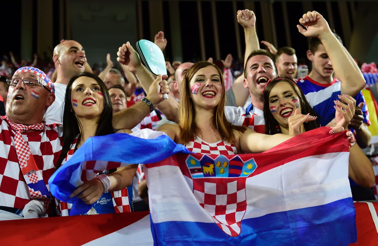 Disfruta de las mejores imágenes de las aficionadas croatas que partido a partido apoyan a su selección.