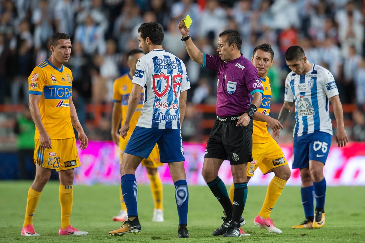 Unos minutos más tarde, Robert Herrera se colgó, golpeó y derribó a Eduardo Vargas en el área del Pachuca y el silbante, José Alfredo Peñaloza pitó a la mancha de tiro penal sin contemplación alguna.
