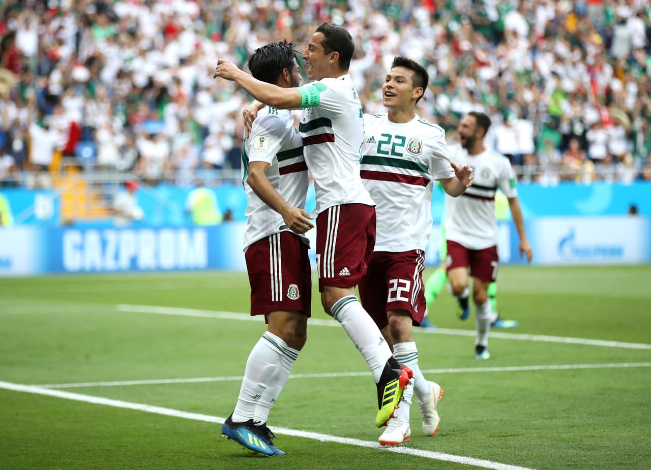 Hirving Lozano celebró el tanto de Carlos Vela desde los 11 pasos.