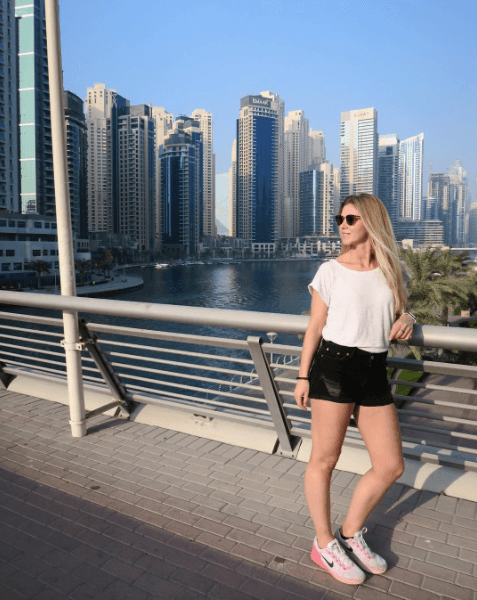 Anouk Hoogendijk acumula más de 100 partidos con la selección de Holanda, jugando Mundial y Eurocopa. En su carrera jugó para Utrecht, Bristol Academy (Inglaterra), Arsenal (Inglaterra) y Ajax, su reciente club. Además de su notable rendimiento donde ha jugado, esta jugadora llama la atención por su belleza.