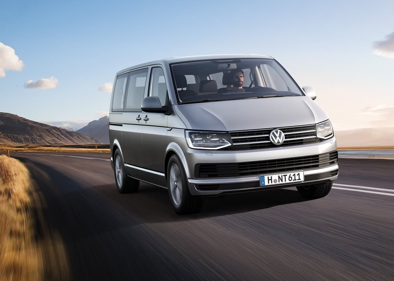 <h3 class="cms-H3-H3"><b>Volkswagen Transporter T6 </b></h3>
<br>
<br>Este es el vehículo que más usa Mbappé para ir a los entrenamientos del PSG y en el que probablemente más se le ha visto durante este
<i>culebrón</i> de verano. A diferencia del modelo anterior, el Transporter T6 pertenece al portafolio de furgonetas comerciales del fabricante alemán.