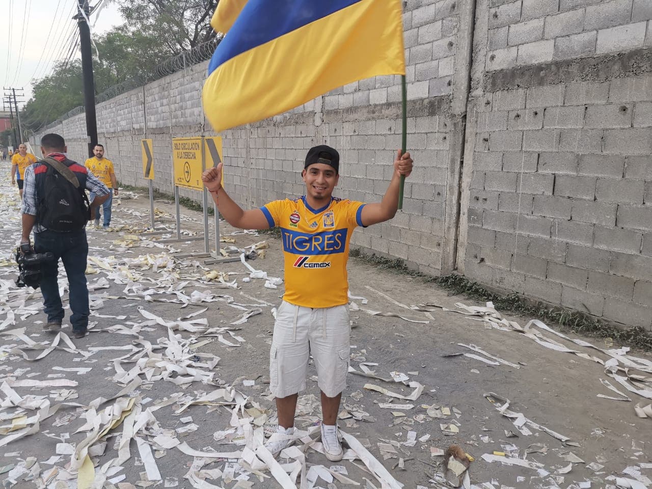 Aficionados de Tigres, mayoritariamente, y del León, tomaron por 'asalto' las inmediaciones del Estadio Universitario para atestiguar el juego de Ida de la Final del Clausura 2019 de la Liga MX en Monterrey. Se esmeraron y le pusieron un fantástico ambiente.