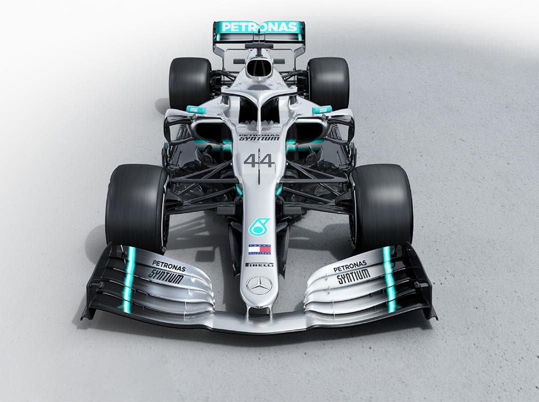 El Mercedes AMG-F1 Team se unió a la lista de los equipos que ya develaron su monoplaza para la nueva temporada de la máxima carpa del automovilismo. Sus colores plateado y azul marino siguen estando vigentes en un coche que emana elegancia y con el que Lewis Hamilton buscará retener su título de campeón mundial.