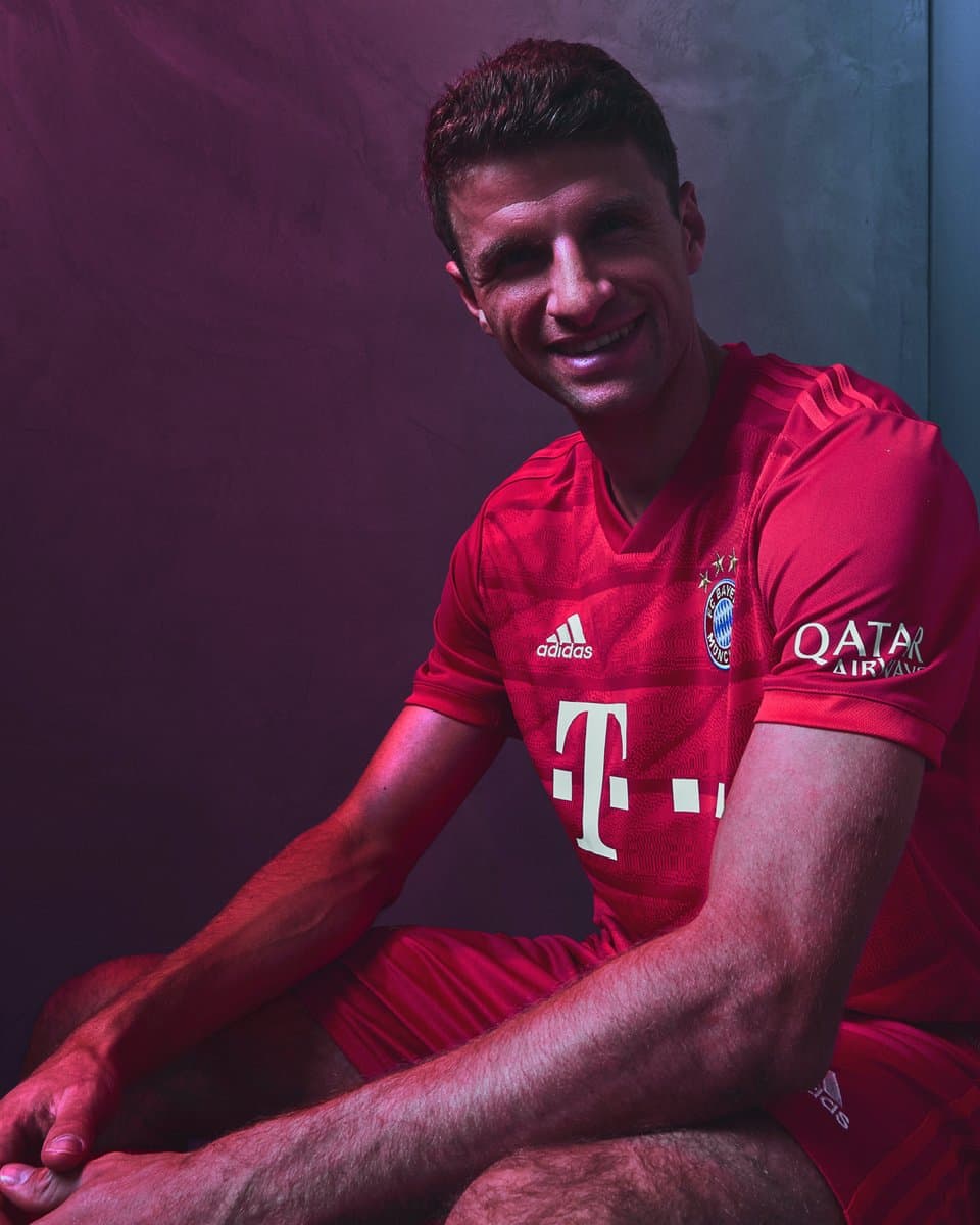 El Bayern Múnich ha hecho el lanzamiento de su nueva playera para la próxima temporada, la cual será estrenada en los últimos duelos del equipo: la Final de la DFB Pokal (ante RB Leipzig) y la jornada 34 de la Bundesliga en la que esperan confirmar su título con un triunfo ante Eintracht Frankfurt. El jersey vuelve a tener unas patrones en el fondo y a ser completamente roja, sin detalles azules oscuros.