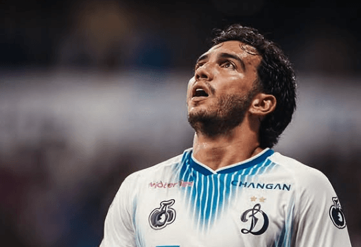 Luis Chávez y el Dinamo ganan el derbi al Lokomotiv de César Montes