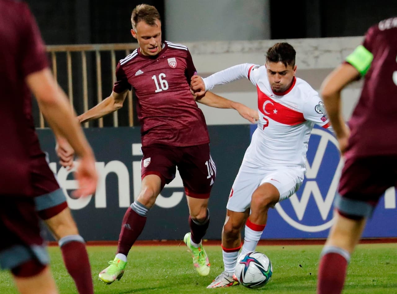 Turquía se impone ante Letonia con anotación de último minuto, dejando el marcador 2-1 durante la eliminatoria mundialista. Las anotaciones corrieron a cargo de jugadores turcos, pues la primera anotación fue autogol de Merih Demiral al 70' y, posteriormente, Serdar Dursun y Burak Yilmaz se encargaron de darle el triunfo.