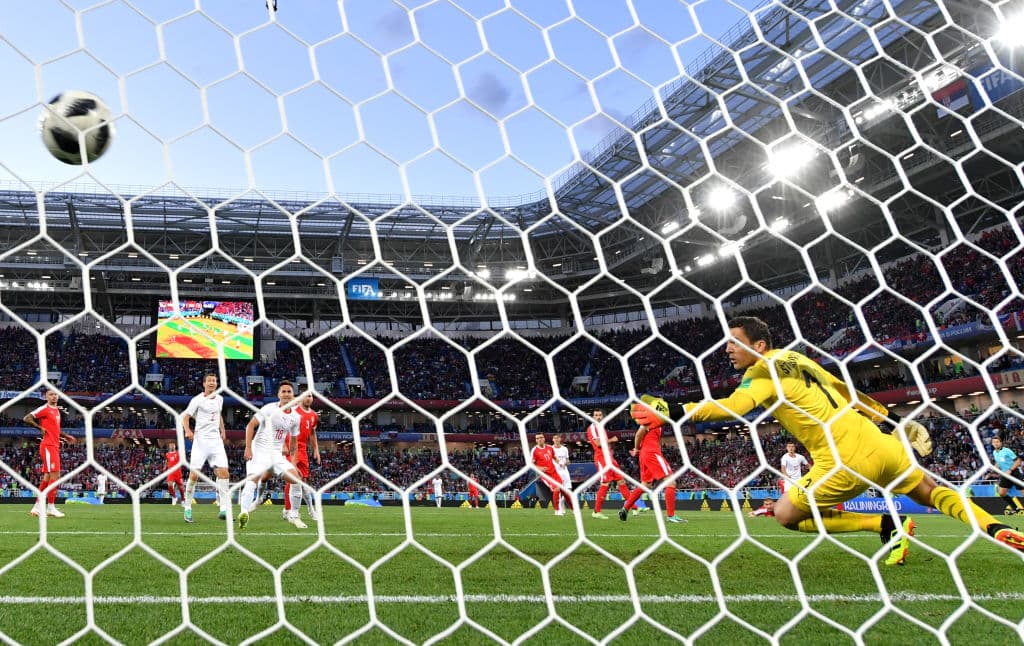 Un potente zapatazo de Xhaka, con gran efecto, fue imposible de detener para el portero serbio Vladimir Stojkovic. Y sin tomarse demasiado tiempo, los helvéticos igualaron 1-1 el partido.