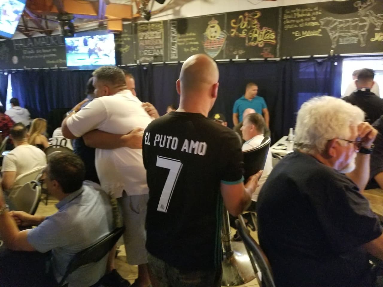 La Peña Madridista en Miami se reunió en el Café Real para vivir el partido de los octavos de final ante el Paris Saint-Germain, juego definitivo para conocer cuál de los dos equipos pasa a la siguiente ronda después del 3-1 a favor en el Santiago Bernabéu.