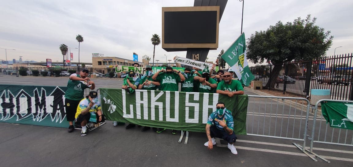 Los aficionados de León alientan a su equipo previo al encuentro ante LAFC.