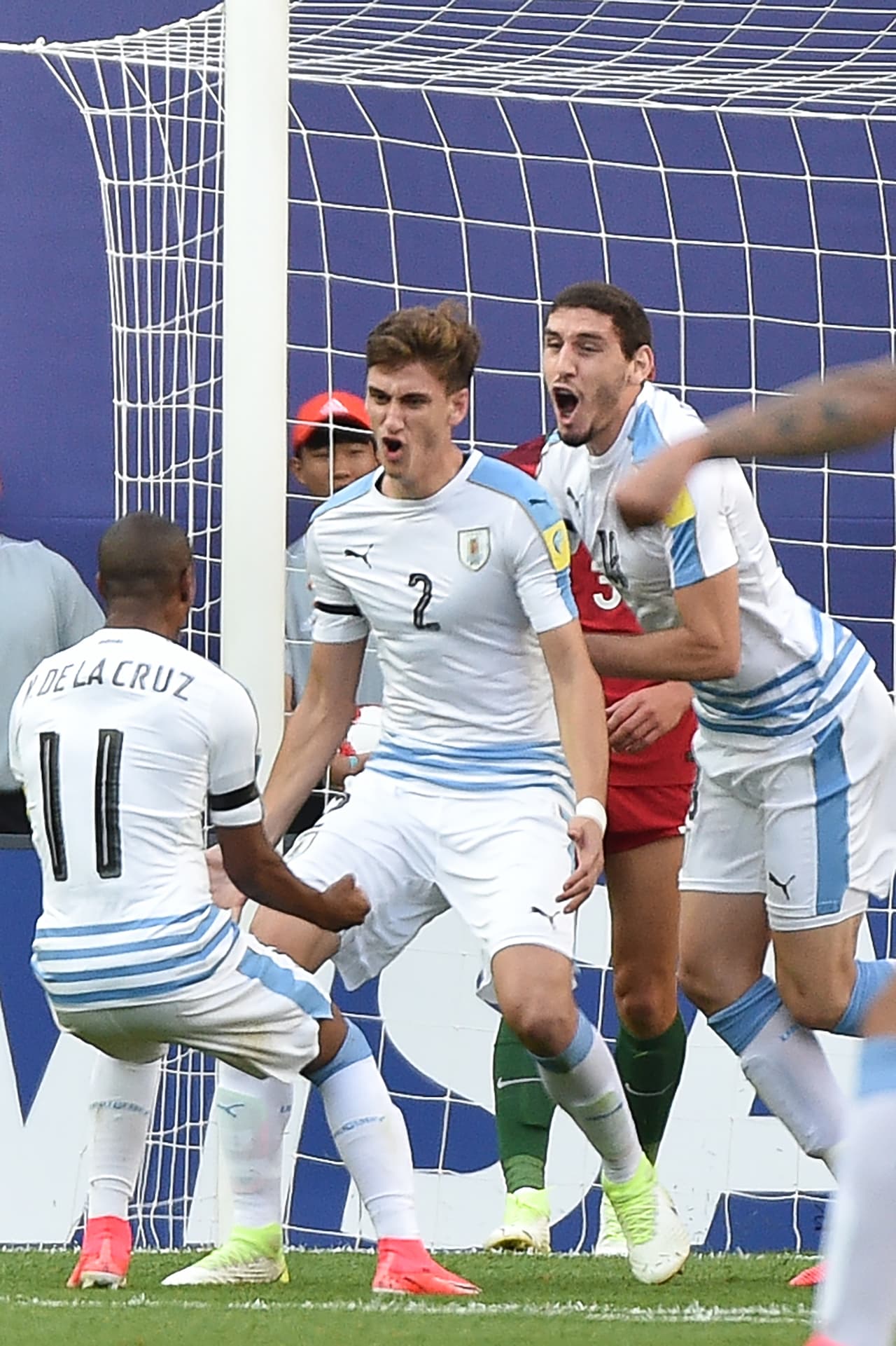 Pero como buenos uruguayos, los 'orientales' igualaron el marcador al minuto 16 en una jugada de balón detenido. Una de las fortalezas de siempre de los equipos de este país. EL gol lo hizo Santiago Bueno, defensa de la cantera del Barcelona.