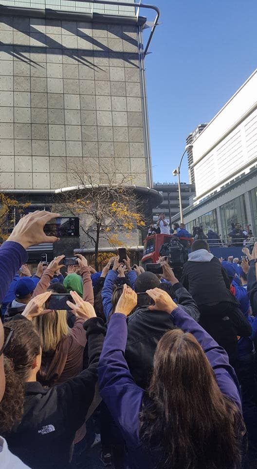 Miles de fanáticos salieron a la Milla Magnífica para ser parte del histórico desfile de la victoria.