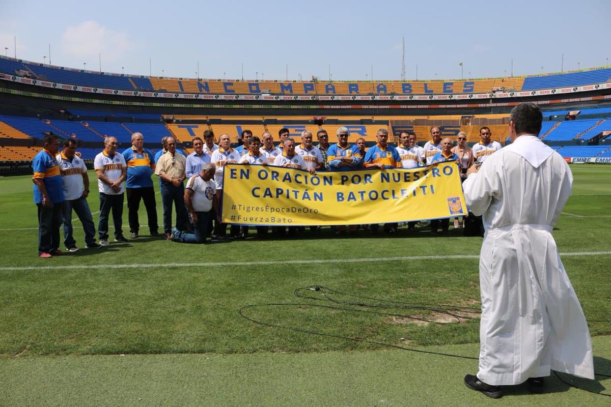 En el 'Volcán' se reunieron jugadores y leyendas de Tigres para manifestar su apoyo por una pronta recuperación del exjugador y entrenador Oswaldo Batocletti, que se encuentra delicado de salud.