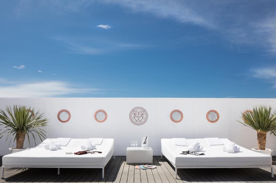 Mucho más suntuoso que el de Sitges, este hotel ha sido famoso –entre muchas cosas– por ser el lugar de una polémica fiesta de solo mujeres que quieren experimentar sexualmente entre ellas.