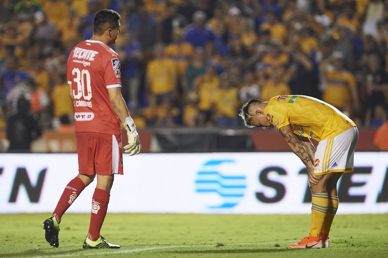 Al minuto 86' el chileno Eduardo Vargas (derecha) falló de forma increíble en mano a mano el segundo de Tigres, ante el arquero Luis Alberto Cárdenas (izquierda).