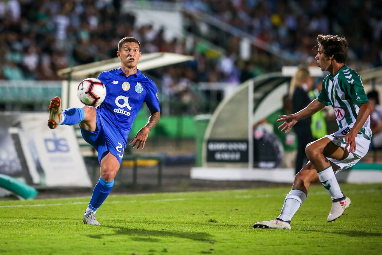 Otavio, del Porto (izquierda) busca superar a André Sousa del Vitória (derecha).