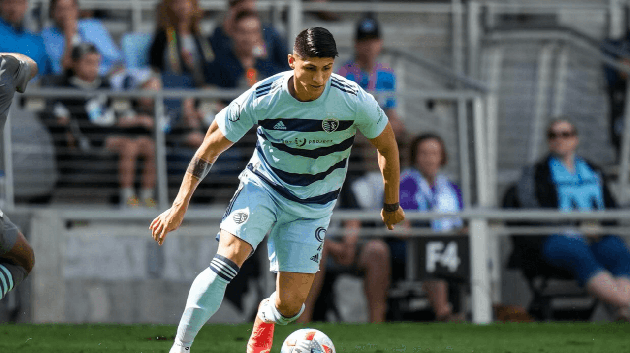 Alan Pulido ingresa al quirófano y se pierde el juego ante 'Chicharito'