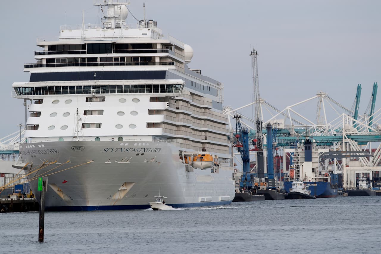 El hijo del procurador de Chiapas Jorge Alberto Lopez Amores de 29 años de edad,decidió aventarse desde el piso 15 del barco alardeando que el iba hacer historia al aventarse y parar el crucero.