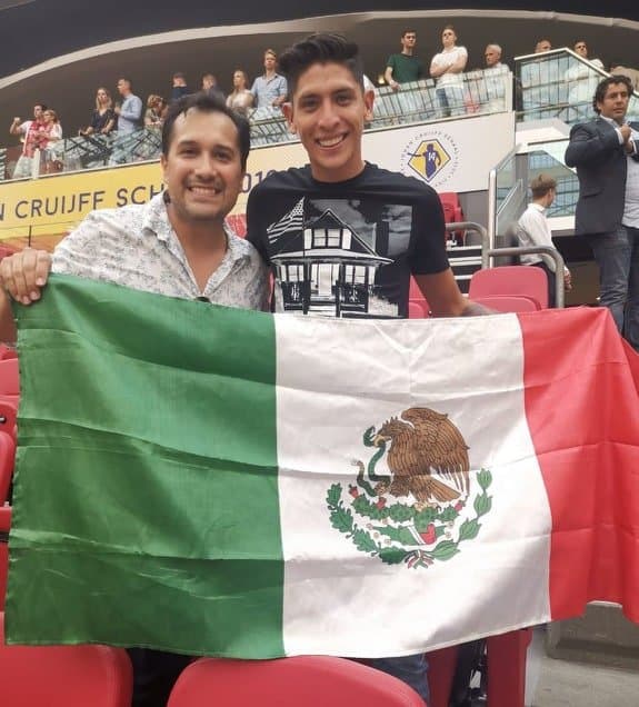 El mexicano Edson Álvarez vio a su equipo ganar desde las tribunas del Johan Cruyff Arena.