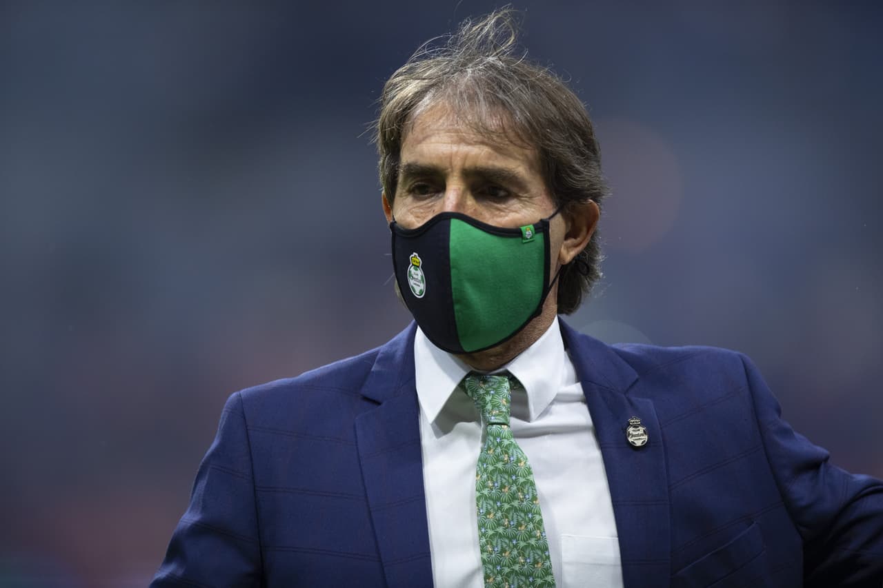 Guillermo Almada seguirá en el banquillo de Santos como su DT