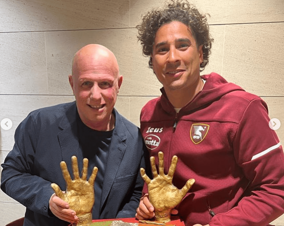 Manos de Memo Ochoa fueron inmortalizadas por escultor italiano