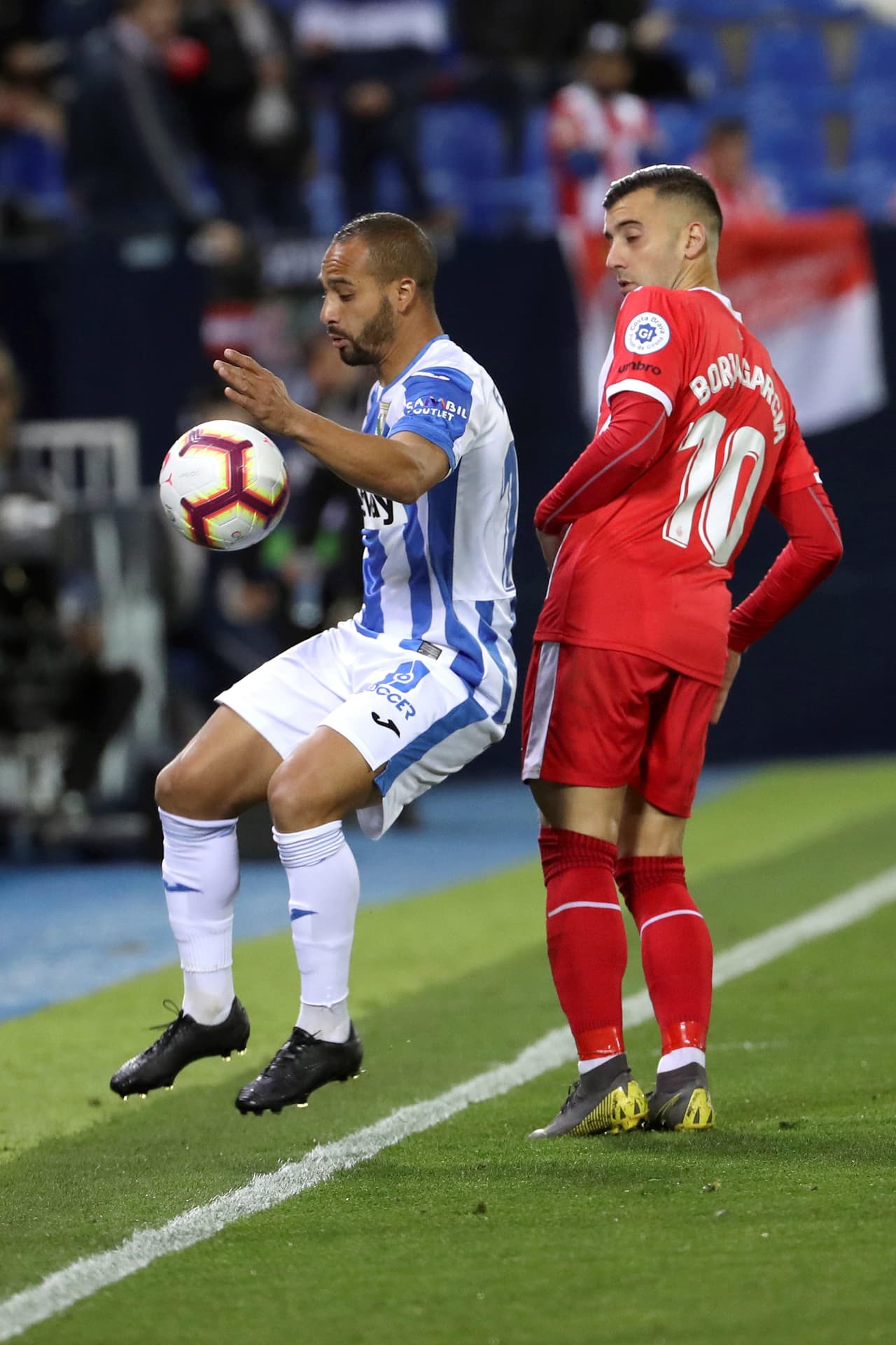 El centrocampista del Leganés Nabil El Zhar (izquierda) lideró los intentos del equipo Pepinero en busca del descuento.
