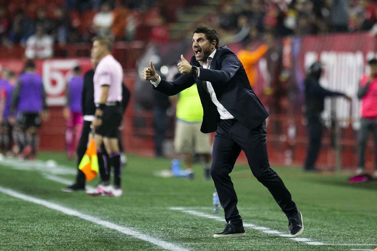 Leandro Cufré, DT de Atlas. Han venido cayendo en rendimiento y en la tabla general, donde ya están en el noveno lugar.