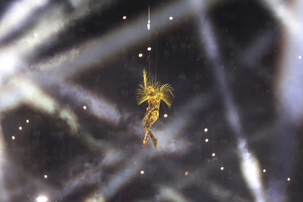 Personaje dorado desciende al Stade de France.