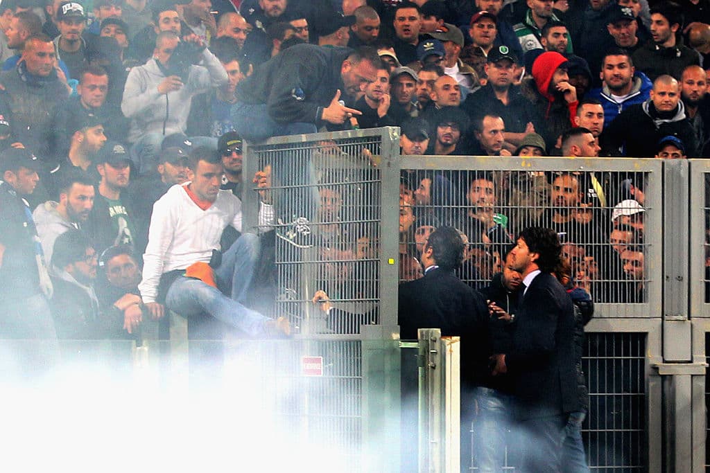 Koulibaly quería jugar el partido completo, mismo que se detuvo por tres minutos para que el sonido local advirtiera a la afición sobre su comportamiento racista. Pero los insultos no cesaron.