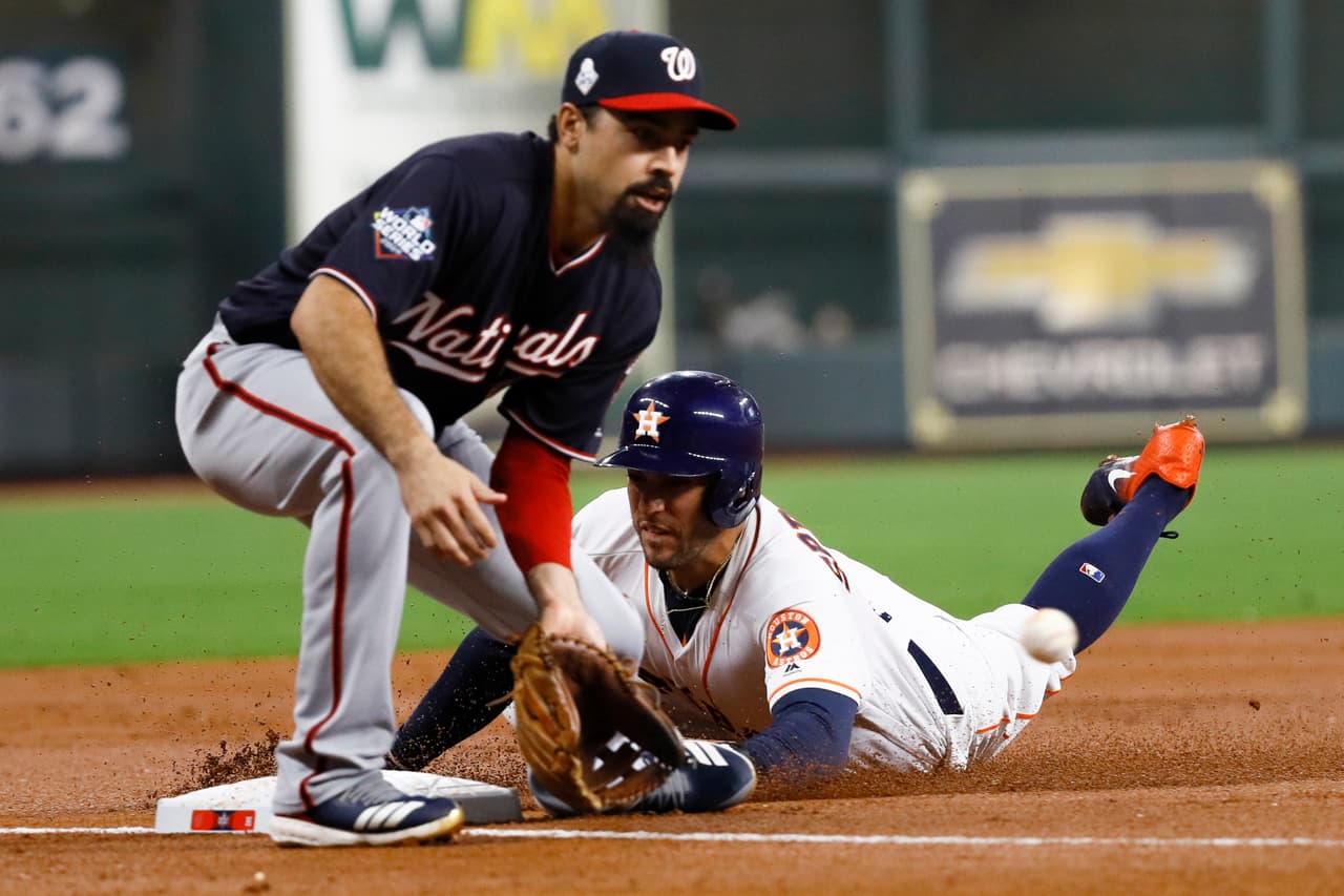 Los Houston Astros caen en el primer juego de la Serie Mundial 5-4 en el Minute Maid Park.