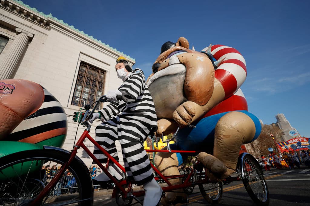 Se enviaron perros detectores de bombas, oficiales de escuadrones de bombas, equipos de armas pesadas, sensores químicos y de radiación y más de 300 cámaras adicionales a la ruta del desfile, dijo la jefa de contraterrorismo del NYPD.