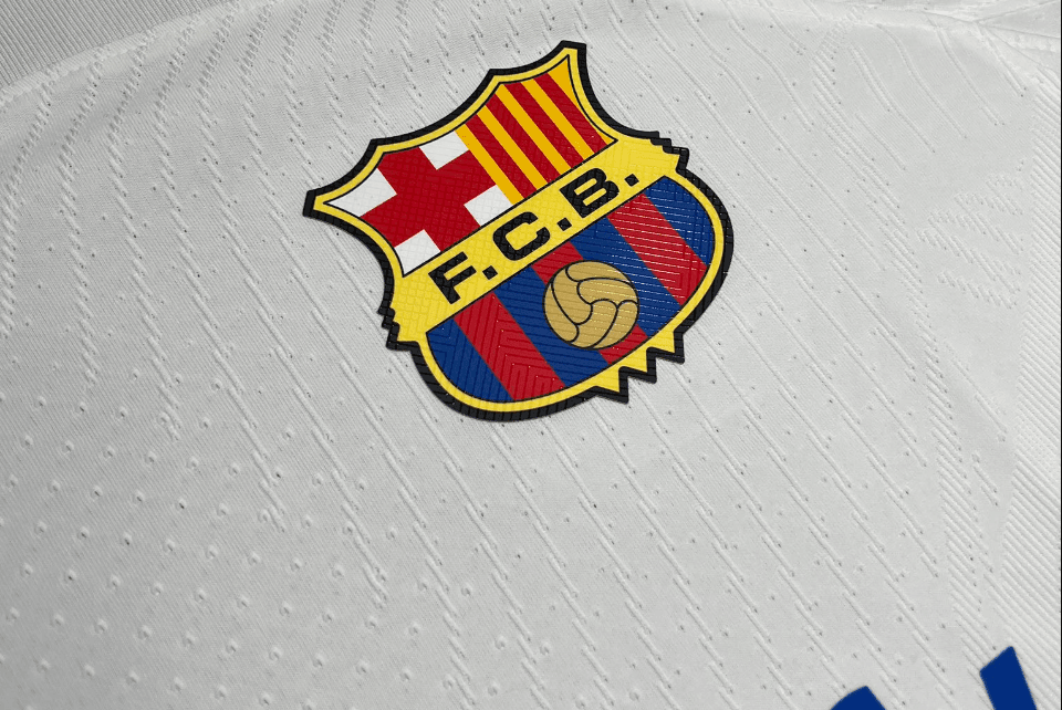 Difunden imágenes de la playera blanca del Barcelona para la campaña 2023-24