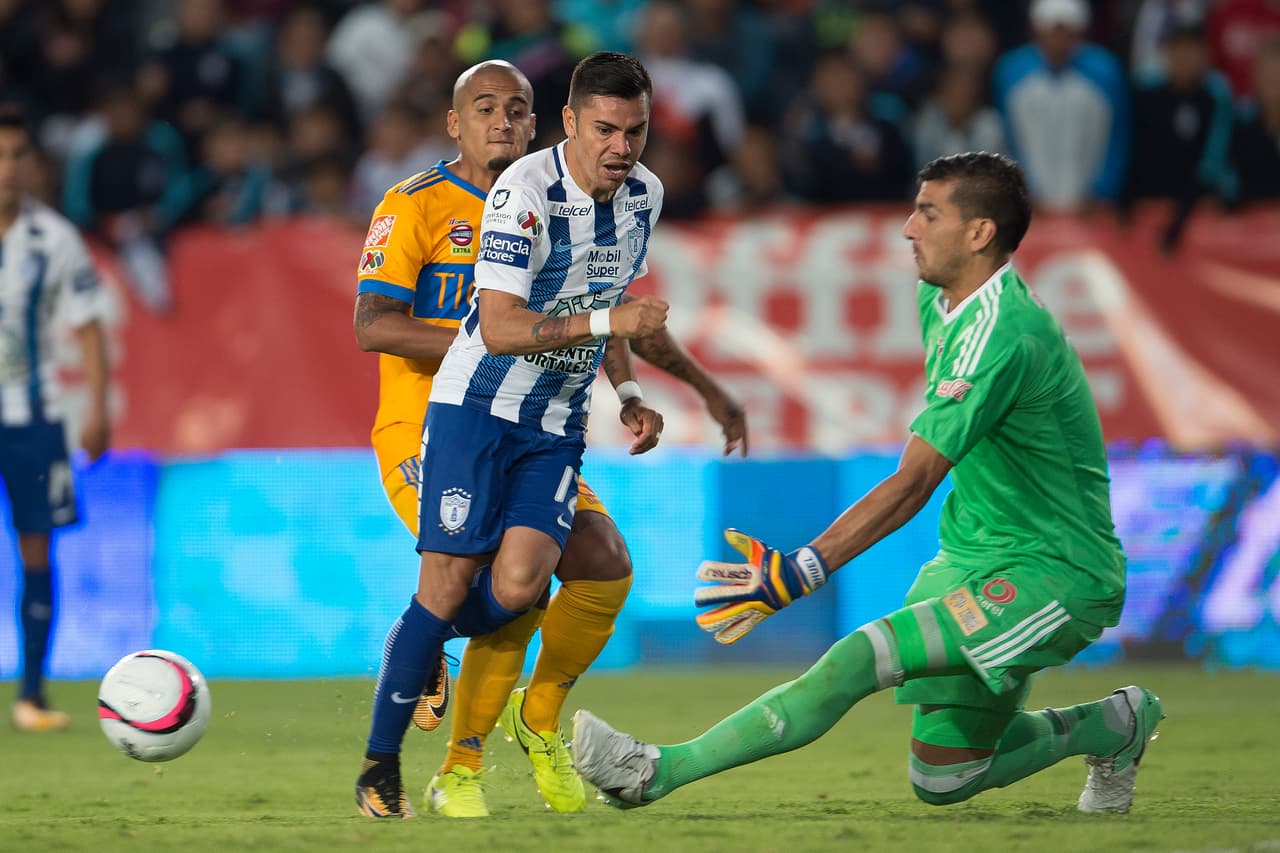 También se destacaron, particularmente al inicio del segundo tiempo, los dos arqueros Oscar Pérez y Nahuel Guzmán, que sacaron sendas oportunidades del rival con reflejos y colocación ya fuera mano a mano o en tiros de distancia.