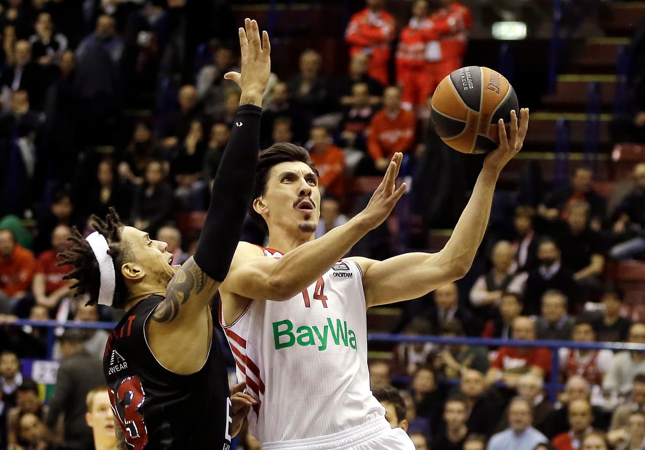 Es así como apareció el bosnio Nihad Djedovic, un 'clon' del futbolista sueco pero que es un crac en el básquetbol europeo.