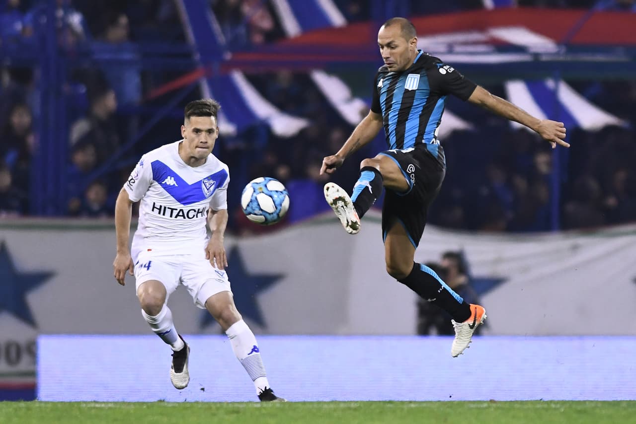 El chileno está en activo en el futbol argentino portando la camiseta de Racing de Avellaneda.