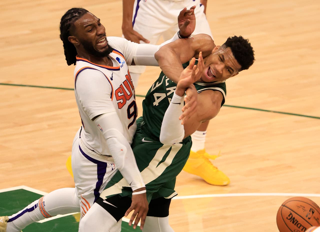 Giannis Antetokounmpo estuvo en plan grande y guió a los Bucks a vencer a Phoenix y anotarse su primer triunfo en las Finales.