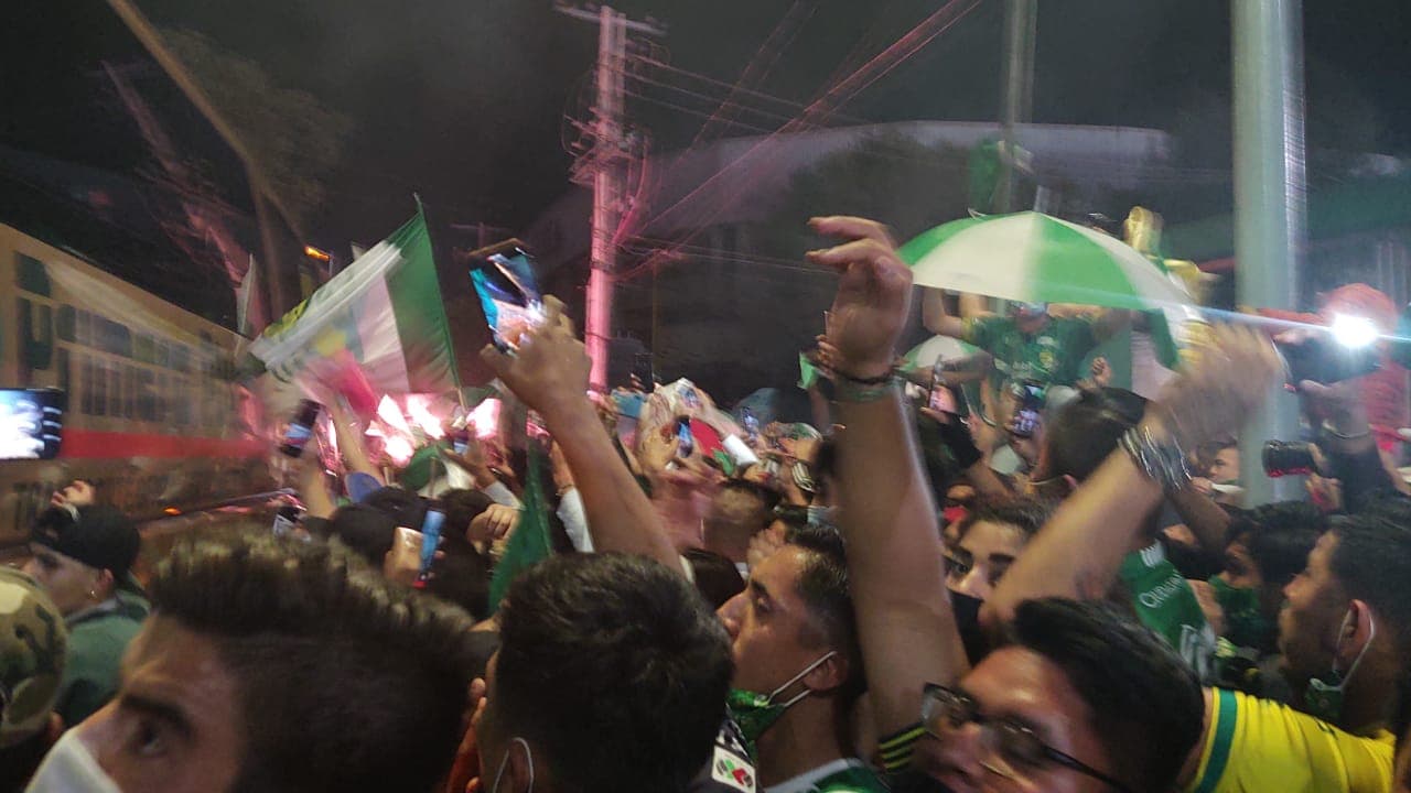 Así se vive la previa de la Semifinal de vuelta León vs Chivas | Los aficionados del conjunto esmeralda dejaron de lado los protocolos sanitarios para apoyar en el Estadio de León.