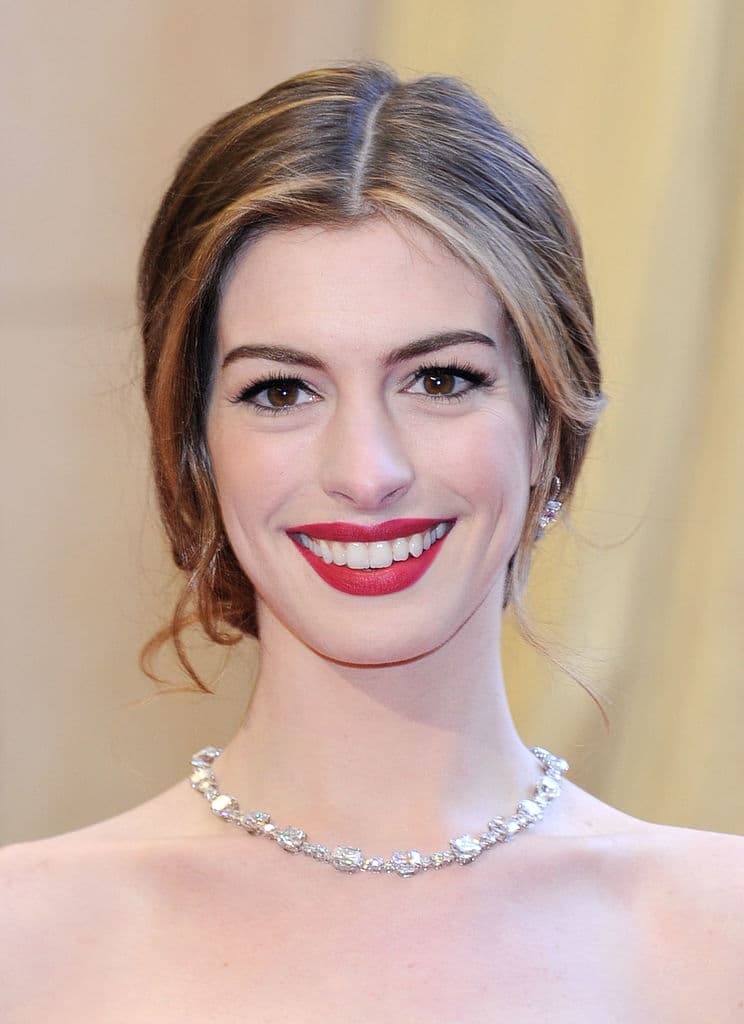 Por supuesto que la consentida de Hollywood, Anne Hathaway, no podía quedar fuera de la reciente tendencia.