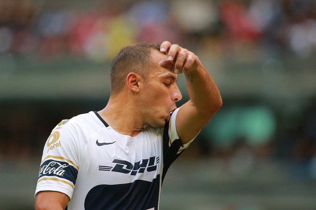 "Amigos míos, para ustedes que me conocen bastante y saben que soy un loco de mierda, que a veces tiene estados de lucidez” comenzó su texto.